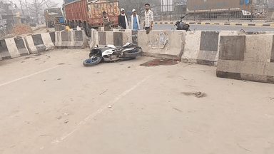 ताजपुर nh4 बाइक सवार की घटना स्थल पर ही मौत बॉडी को पुलिस प्रशासन ले गई।