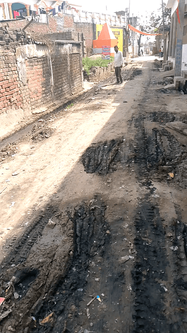 , गांव गददी नगली  मै रास्ते पर सफाई कर्मचारियो ने गन्दगी को फैला दिया 
जिससे राहगीरों को दुर्गन्द एवं चलने मै परेशानी है