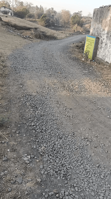 ग्राम पंचायत बोरवानिया  सड़क अधूरा पड़े पूरा करने का कष्ट करें लोगों को आने-जाने में परेशानी हो रही है