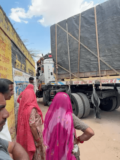 नांदिया कल्लन गाव के बीच में गोलाई होने के कारण ट्रेलर फ़स गया आए दिन ऐसी घटना होती रहती हैं कृपया संज्ञान में लें