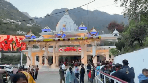 नवरात्र के पावन अवसर पर #जम्मू के #कटरा स्थित मां वैष्णों देवी मंदिर में भक्तों का उमड़ा जनसैलाब

अब तक 3 लाख़ से ज़्यादा श्रद्धालुओं ने किए मां के दर्शन