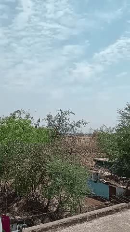 ग्राम नरेटा में उड़ रहा फाइटर जेट