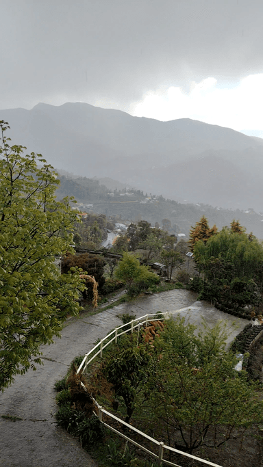 पहाड़ों में बारिश और ओले गिर रहे हैं