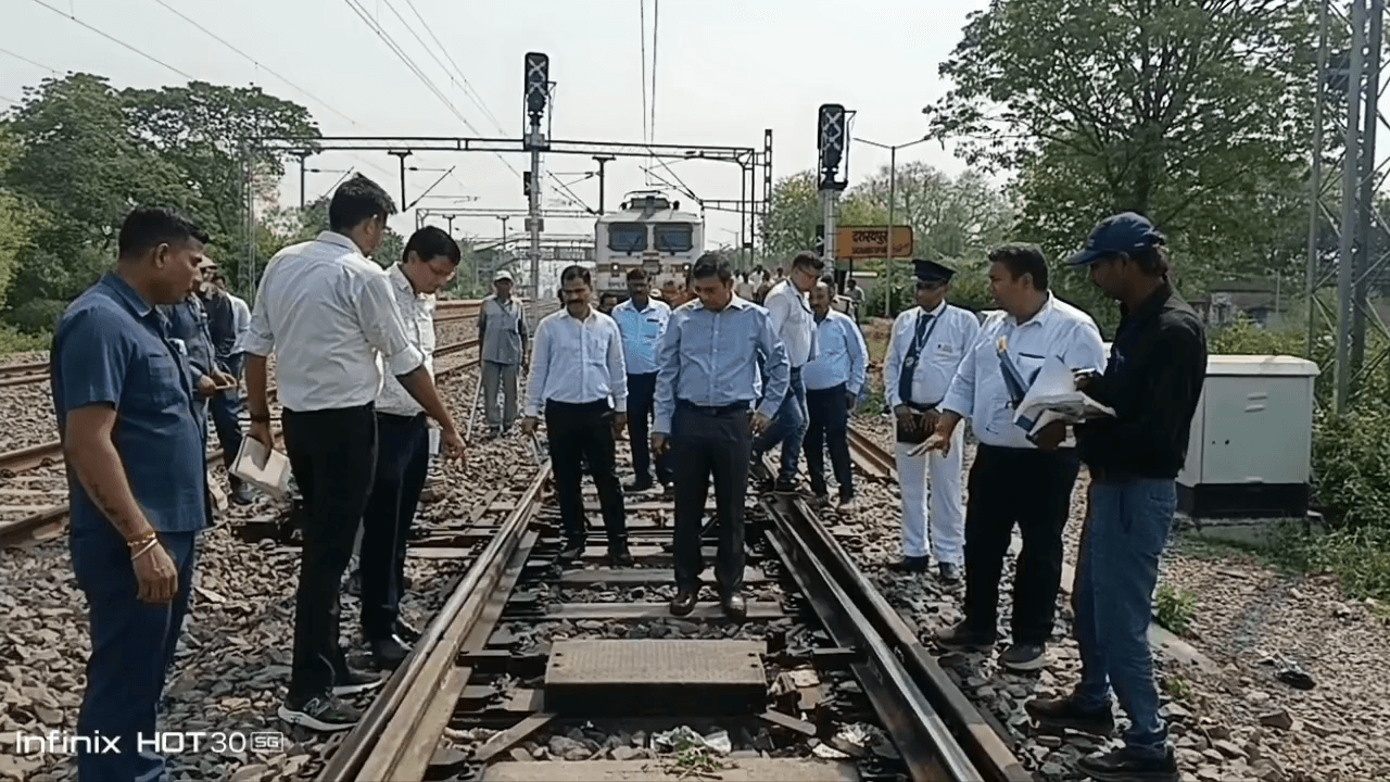 दशरथपुर-धरहरा स्टेशन को मिलेगा नया रूप, यात्रियों की सुविधाओं में होगा बड़ा बदलाव बैठने, पानी और शौचालय जैसी सुविधाएं हो