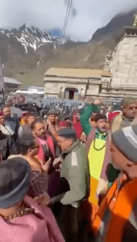 #उत्तराखंड- #केदारनाथ धाम में तीर्थ पुरोहितों ने बीकेटीसी अध्यक्ष हेमंत द्विवेदी के खिलाफ विरोध जताते हुए मुर्दाबाद के नारे लगाए।