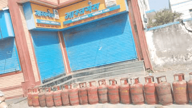 Kherwara tahsil mein gas n milne  aisi sthiti a gaye hain log चार-चार baje se jakar lineon mein Lage Hain aur unko gas n