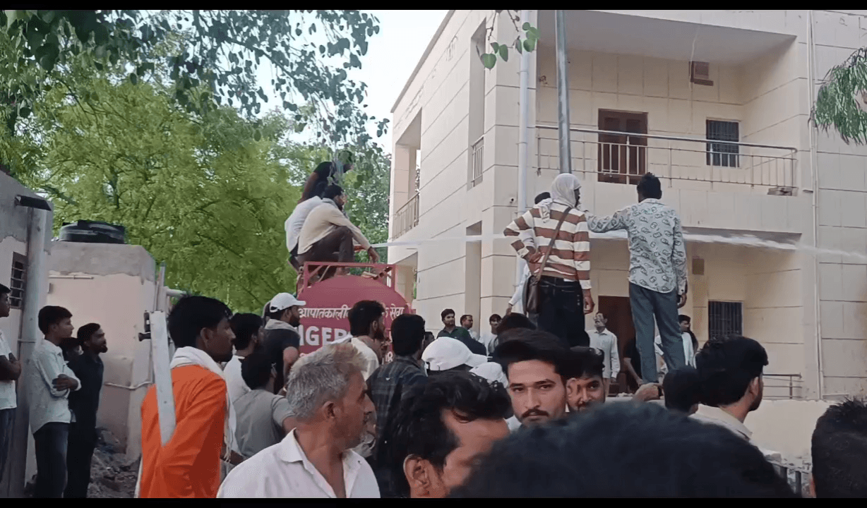 ब्रेकिंग न्यूज़: #लूणकरणसर रेलवे स्टेशन पर लगी आग, टाइगर फोर्स ने तत्परता दिखाते हुए पाया काबू
​