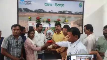 मेरा  माटी मेरा देश कार्यक्रम के तहत हिरणपुर प्रखंड के सभी पंचायत से मिट्टी को नेहरू युवा केंद्र की स्वयंसेवक को