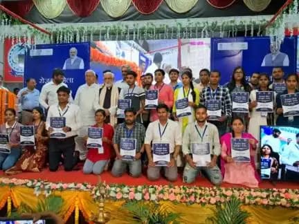 रेलवे ऑडिटोरियम, धनबाद में माननीय उपभोक्ता, खाद्य, सार्वजनिक वितरण, पर्यावरण, वन एवं जलवायु परिवर्तन राज्य मंत्री श्री अश्विनी कुमार चौबे एवं माननीय सांसद श्री पी.एन.सिंह ने उपस्थित युवाओं को नियुक्ति पत्र प्रदान किया ।
