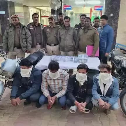 दिल्ली पुलिस केशव पुरम थाने की टीम ने चंद घंटों में लूट का मामला सुलझाकर चारों आरोपियों को गिरफ्तार किया