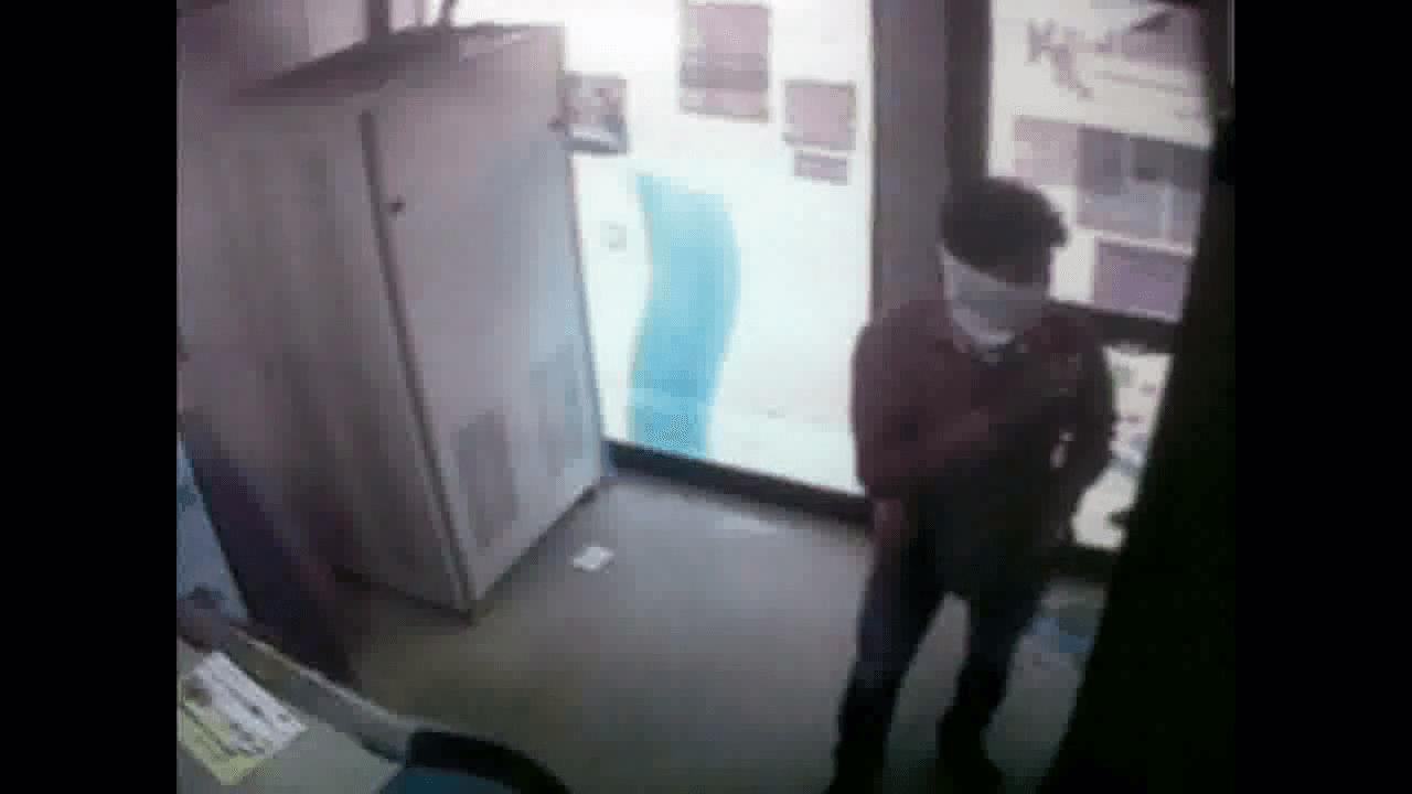 बिलासपुर में ATM उखाड़कर भाग रहे थे चोर, पुलिस का सायरन सुन तालाब में फेंककर भागे  #एटीएम_चोरी
