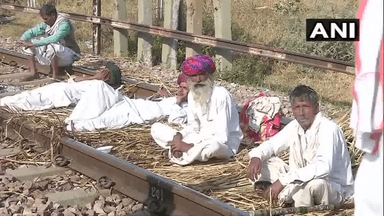 आरक्षण की मांग को लेकर गुर्जर आंदोलन जारी, भरतपुर में रेलवे ट्रैक अभी भी ब्लॉक #गुर्जर_आंदोलन