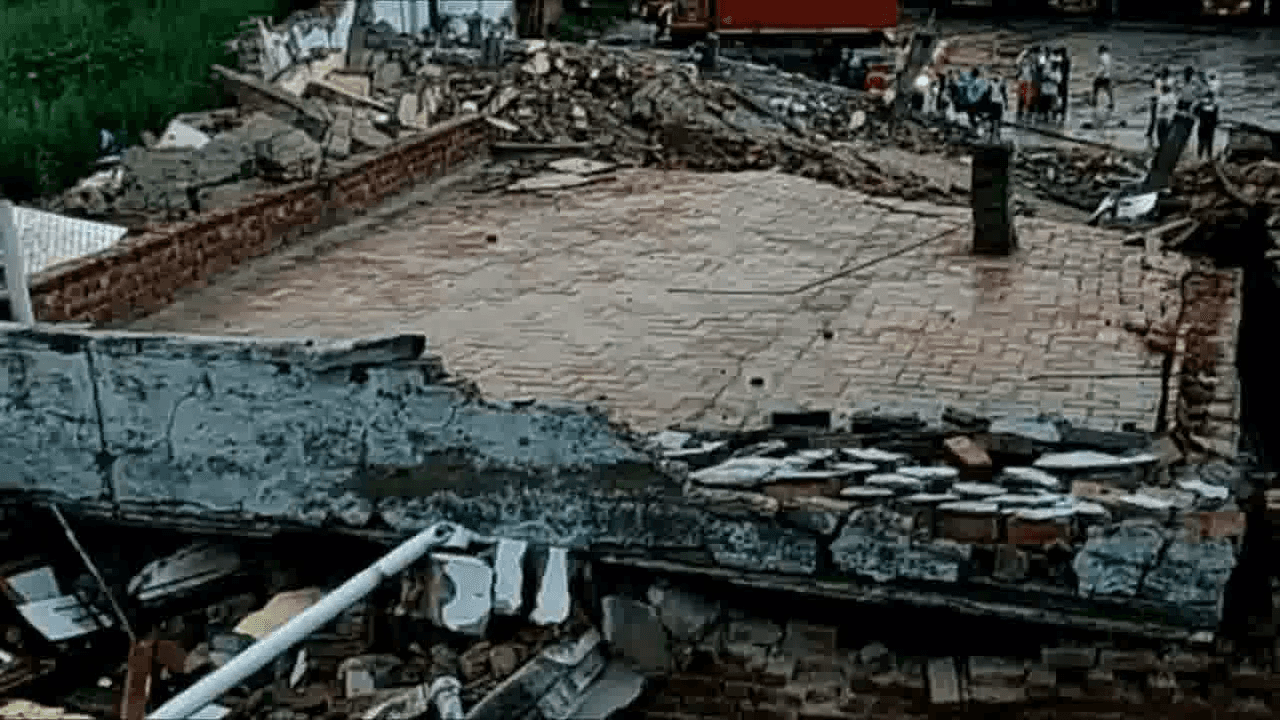 गुरुग्राम में गिरी तीन मंज़िला इमारत के नीचे दबने से 2 की मौत, रेस्क्यू ऑपरेशन जारी #इमारत #हादसा