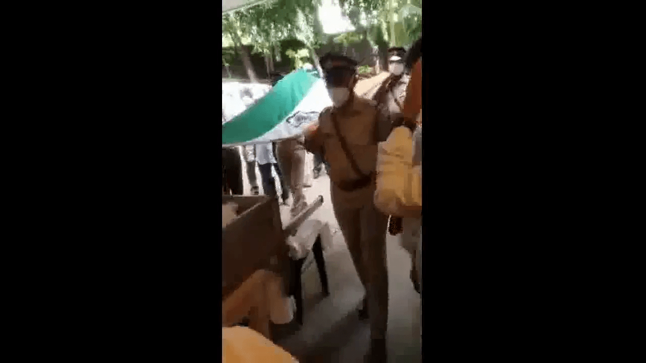 दिलीप कुमार की अंतिम विदाई में राजकीय सम्मान के लिए सायरा ने पीएम मोदी को शुक्रिया कहा #दिलीप_कुमार