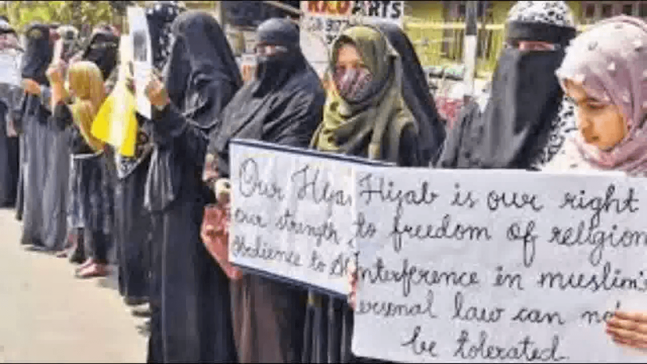 स्कूल में हिंदुओं व मुसलमानों का अपनी-अपनी धार्मिक ड्रेस पहनना सही नहीं: असम के सीएम हिमंत बिस्वा सरमा #हिजाब_विवाद