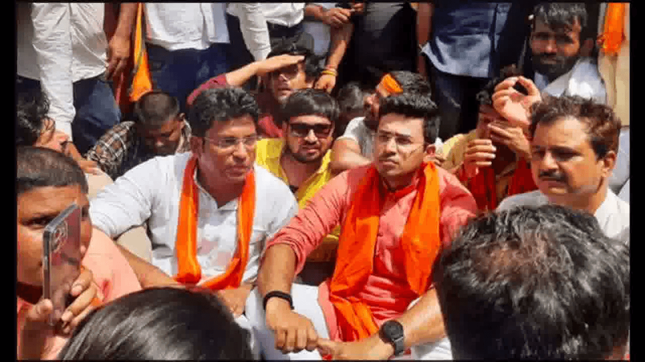 करौली हिंसा पीड़ितों से मिलने जा रहे बीजेपी नेता तेजस्वी सूर्या को हिरासत में लिया गया #करौली_हिंसा