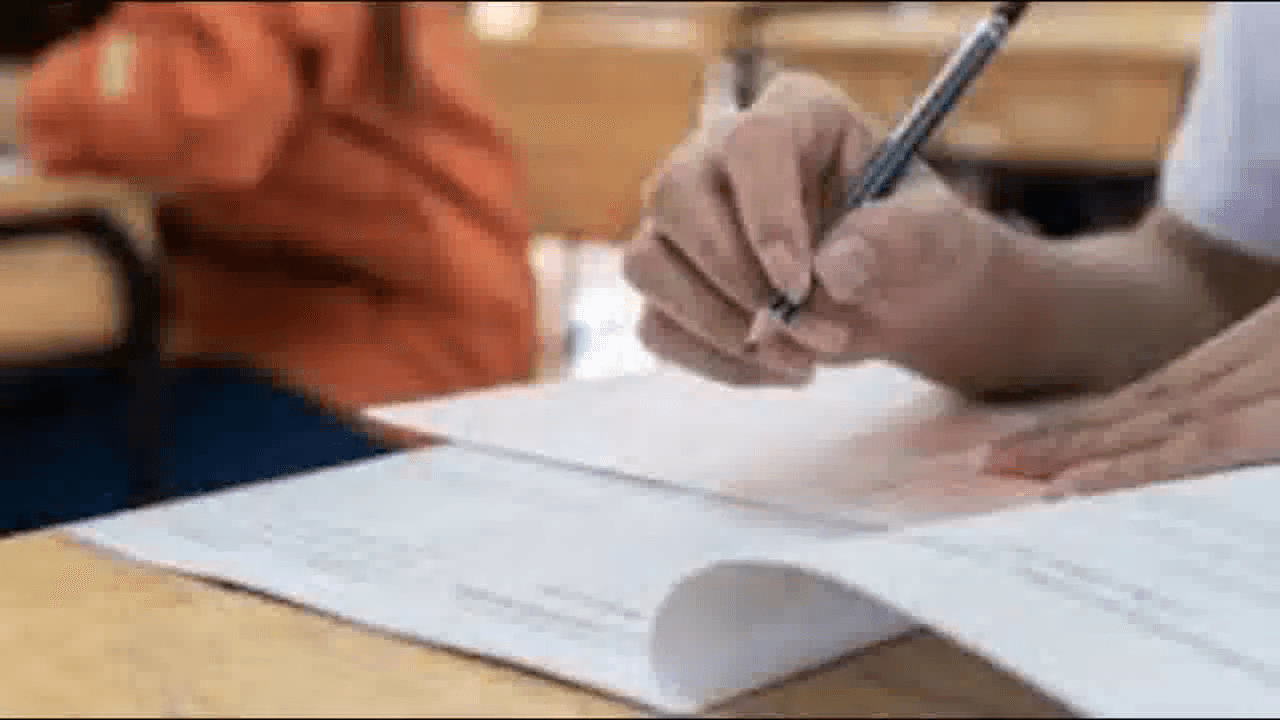 हरियाणा बोर्ड की 12वीं की परीक्षा में हिंदी के पेपरलीक मामले में 2 लोगों के खिलाफ केस दर्ज #हरियाणा_बोर्ड #हिंदी_पेपर