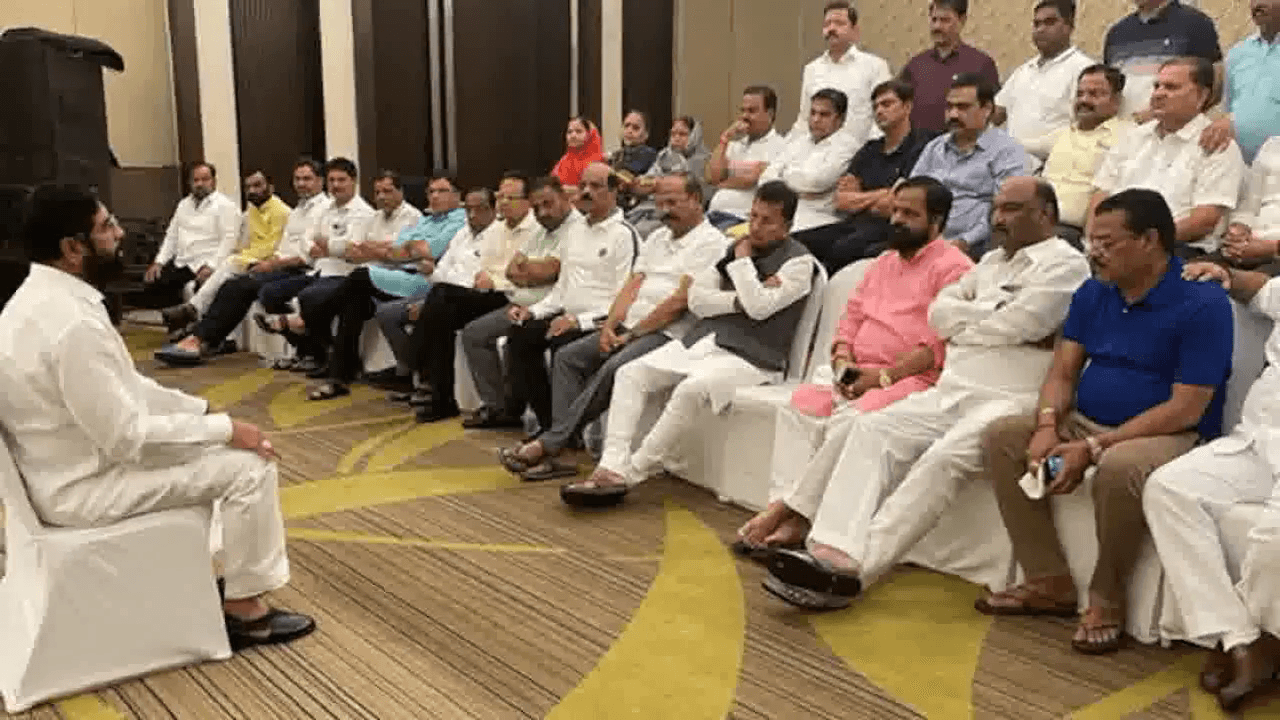 फडणवीस तय करेंगे शपथ-ग्रहण की तारीख, हम सरकार बनाएंगे: बागी नेता शिंदे के गुट के प्रवक्ता #महाराष्ट्र_संकट