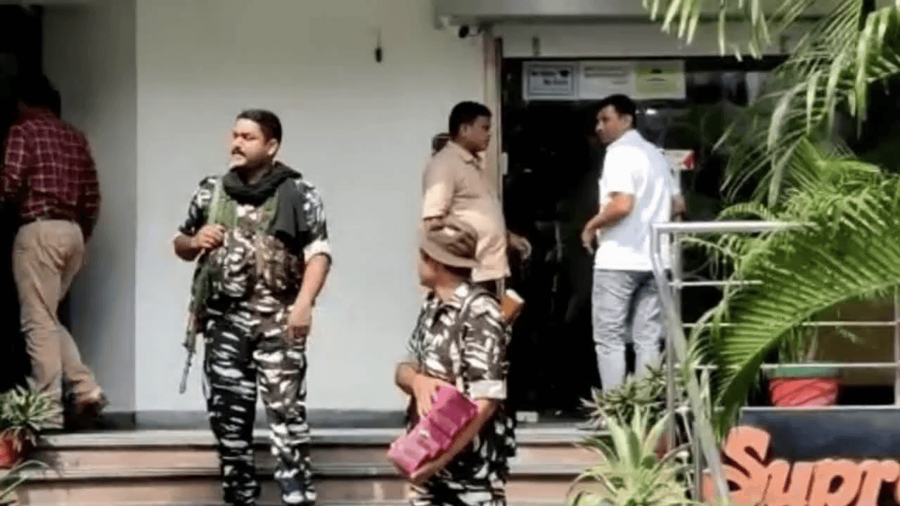 बिहार में गब्बू सिंह के ठिकानों पर आयकर विभाग की छापेमारी में ₹50 लाख नकद हुए बरामद #गब्बू_सिंह #आयकर_छापेमारी