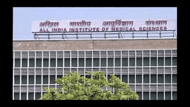 दिल्ली एम्स ने ओपीडी काउंटर पर आउटसोर्स कर्मचारियों के फोन इस्तेमाल करने पर लगाई रोक #एम्स