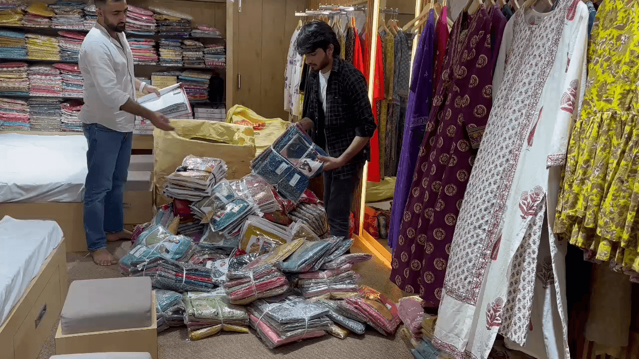 श्री विनायक सूट एंड साड़ी भरतिया हॉस्पिटल के पास BSNL ऑफिस के सामने चूरू #suit #saree #lehenga #bedsheet #towel