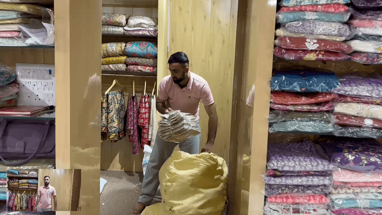 श्री विनायक सूट एंड साड़ी भरतिया हॉस्पिटल के पास BSNL ऑफिस के सामने चूरू #suit #saree #lehenga #bedsheet #towel