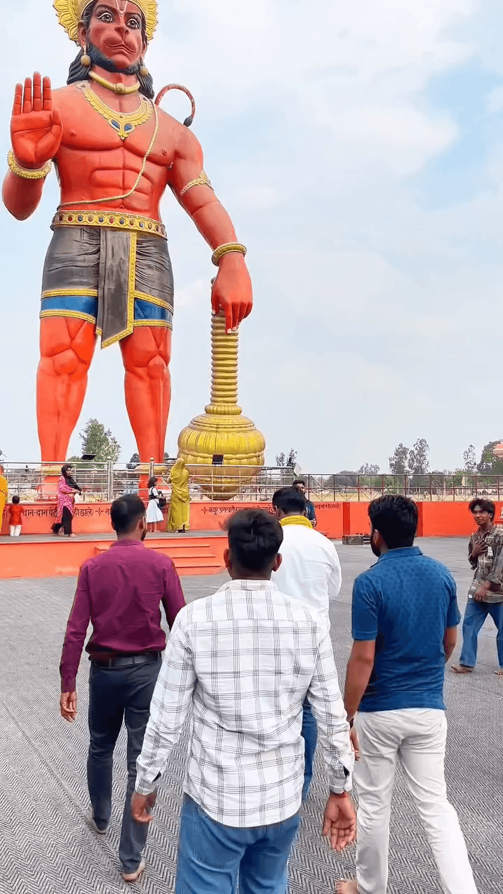 आज पावन मंगलवार के शुभ अवसर पर संकटमोचन हनुमान जी की असीम कृपा हम सभी पर बनी रहे