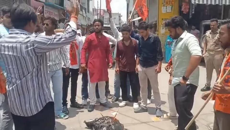 #तिलहर
नगर के बाजार चौराहे पर अखिल भारतीय विद्यार्थी परिषद के पदाधिकारियों और कार्यकर्ताओं ने नीट की परीक्षा रद्द किए जा...