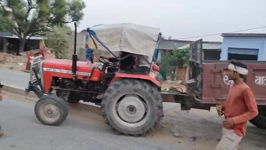 मांगरोल मनियां रोड पर ईंटो से भरी ट्रैक्टर ट्रॉली पलटी,
लापरवाही किसकी..?
#dholpur #highlightseveryone #followerseveryon...