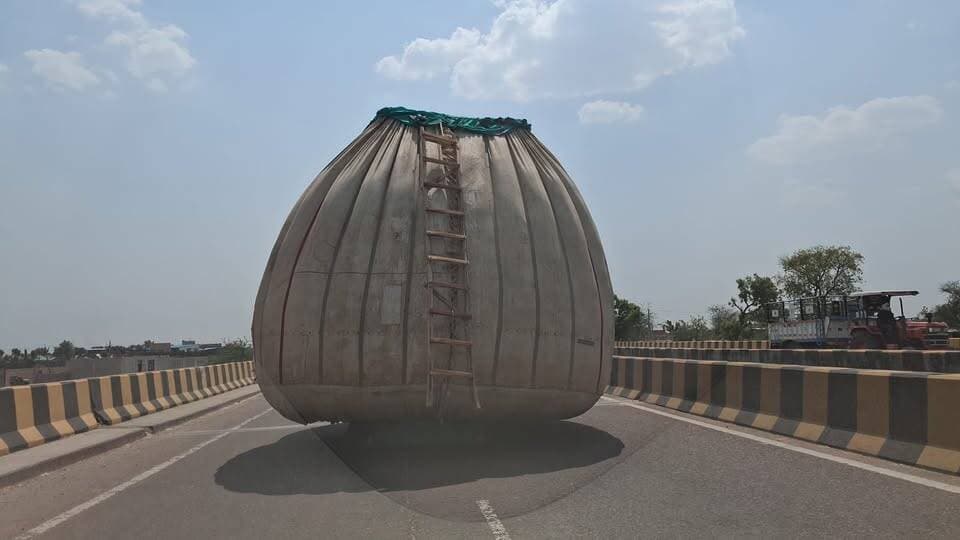 लापरवाही या ज्यादा पैसे कमाने की लालसा है
कोटा बारा रोड पर किस तरह यह गाड़ियां चलती है इस गाड़ी की साइज अंदर से 7:30 फु...