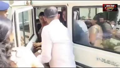 छतरपुर में बेटी ने की लव मैरिज, SP ऑफिस के बाहर रोते-बिलखते रहे माता-पिता
#Chhatarpur जिले के #Lavkushnagar थाना क्षेत्...