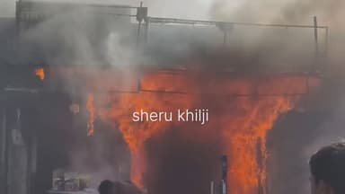 देचू मुख्य बाजार में लगी भीषण आग तीन दुकानें जलकर हुई राख
मोबाइल इलेक्ट्रिक किराणें की दुकान में लगी आग
#dechu #news #p...