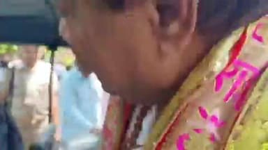 #यहां तो अलग लेवल की ड्रामेबाजी चल रही है.
मथुरा से बीजेपी सांसद हेमा मालिनी और विधायक बल्देव ऑटो से निकले है
ऑटो मे...