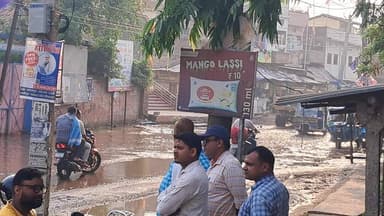 गर्ल्स हाई स्कूल, महनार के पास गंदे पानी का
जमाव