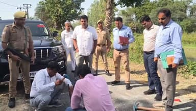 #dm_sitapur राजा गणपति आर ने गड्ढा खुदवा के चेक किया रोड का निर्माण कार्य