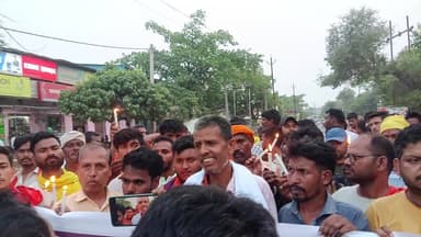 कैंडल मार्च गड़हनी फूल से मेला तक इस लिए निकला हुआ है कि संजीत चंद्रवंशी का हत्याके लेकर अभी तक प्रशासनिक अभी सोए हुए ह