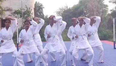 पालोजोरी कस्तूरबा विद्यालय में समर कैंप का आयोजन छात्राओं के बीच योगाभ्यास एवं करता जैसा कार्यक्रम
