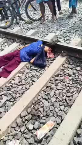 आज सुपौल रेलवे स्टेशन पर एक लड़की ने ट्रेन के नीचे आकर सुसाइड कर लिया 😮😱👍#इंडिया #वायरल