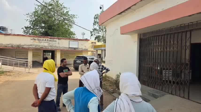 गढ़वा: #गढ़वा सड़क हादसे के बाद मुआवजे की मांग पर सड़क जाम, घंटों फंसे राहगीर