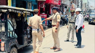 नो पार्किंग पर चला पुलिस का अभियान, 100 से अधिक वाहनों के चालान #शाहजहांपुर #TrafficPolice