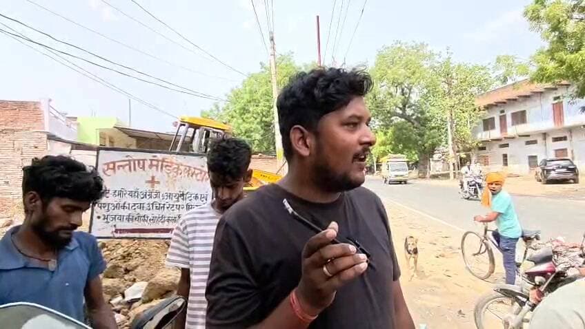 बछड़े की जान बचाने के लिए #गौ #रक्षक ने ग्राम #प्रधान को लगाया #फोन देखे #LiVE .....