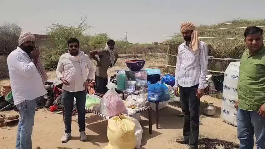 #लूणकरणसर: भीषण आग में जली गरीब की झोपड़ी, 'टाइगर फोर्स' टीम और भामाशाहों ने फिर बसाया आशियाना
