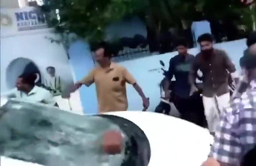 #केरल में पिनाराई विजयन के 182 करोड़ के मनी लॉन्डिरिंग केस में रेड पर गयी ED की टीम पर CPI (M ) के लोगों द्वारा किया गया...