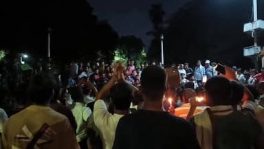 #लेखपाल भर्ती में धांधली का आरोप, प्रयागराज में छात्रों का कैंडल मार्च
लेखपाल भर्ती परीक्षा में पेपर लीक, दूर सेंटर, मा...