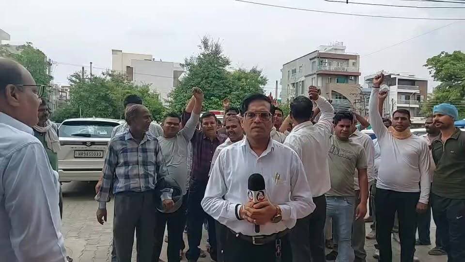 #फरीदाबाद | 30 साल से सेवा दे रहे पुलिस कर्मचारियों ने उठाई आवाज, मांगों को लेकर कैबिनेट मंत्री विपुल गोयल को सौंपा ज्ञा...