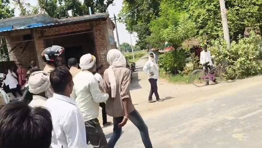 #घूरपुर में वाहन की चपेट में आने से महिला की मौत, #परिजनों से मारपीट के आरोप में #भड़की भीड़, #चौकी_इंचार्ज को #दौड़ाया
...