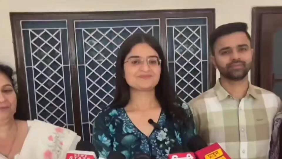 विभिन्न परिस्थितियों को मात देकर तीर्थ नगरी ऋषिकेश प्रगति विहार की मीनाक्षी भाटिया ने उत्तराखंड लोक सेवा आयोग PCS 2024 की परीक्षा में पांचवा रैंक हासिल करके डिप्टी कलेक्टर का पद पाया है। मीनाक्षी की सफलता से पूरे ऋषिकेश क्षेत्र में खुशी की लहर है। मीनाक्षी ने अपनी सफलता का श्रेय अपनी मां, बहन और बहनोई को दिया है। उनका संकल्प है कि वह प्रशासनिक पद पर रहकर हर वर्ग के जरूरतमंद लोगों के लिए सदैव कार्यरत रहेगी।
#highlightseveryone #highlightseveryonefollowers #uttarakhandupdate #BreakingNews #पीसीएस #rishikesh #बधाई