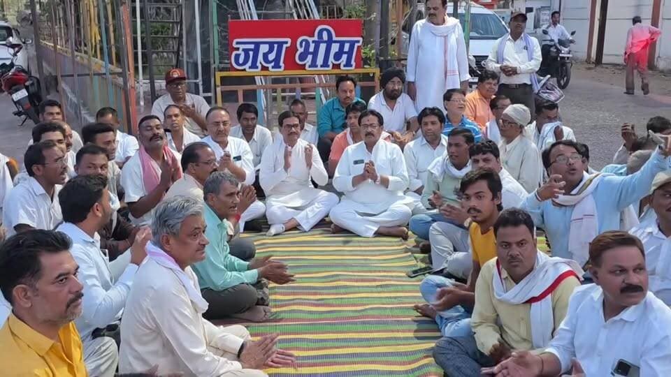 #सागर के #मकरोनिया में #युवा #कांग्रेस #नारियावली विधानसभा क्षेत्र के मकरोनिया में,,,,
डॉ भीमराव अंबेडकर की प्रतिमा के पास सद्बुद्धि प्रार्थना,,,,,,
मध्य प्रदेश कांग्रेस कमेटी के #अध्यक्ष #जीतू #पटवारी के खिलाफ #भाजपा #सरकार के मुख्यमंत्री डॉ.मोहन यादव द्वारा अशोभनीय एवं अभद्र भाषा का प्रयोग किए जाने के विरोध में मध्य प्रदेश युवा कांग्रेस के #प्रदेशव्यापी #आह्वान पर युवा कांग्रेस नरयावली विधानसभा के तत्वावधान में स्थानीय नरसिंहपुर रोड मकरोनिया स्थित संविधान निर्माता बाबा साहेब डॉ.#भीमराव #अंबेडकर की प्रतिमा के समक्ष सद्बुद्धि प्रार्थना सभा का शांति पूर्ण तरीके से आयोजन किया गया।
#surendrachoudhry