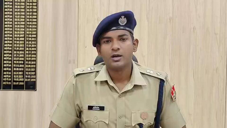 ऑपरेशन वज्र प्रहार के तहत बारां पुलिस की NDPS मादक पदार्थ तस्करो के विरूद्ध आर्थिक सर्जिकल स्ट्राईक, मादक पदार्थ तस्कर बिरमचन्द लोधा पुत्र जगदीश जाति लोधा उम्र 31 साल निवासी डोकरी खोह थाना सारथल जिला बाराँ, पत्नी फुलाबाई व छोटा भाई राहुल लोधा व भावना पत्नी राहुल की काली कमाई से अर्जित लाखों की अवैध सम्पत्ति स्थाई फीज, नशा माफियों पर बारां पुलिस की एनडीपीएस एक्ट की धारा 68 एफ के तहत आर्थिक सर्जिकल स्ट्राईक, अब ड्रग माफिया नही कर सकेगें काली कमाई से अर्जित सम्पत्तियों का उपयोग, बिकी व हस्तांतरण, फीज की गई चल अचल सम्पति की अनुमानित कीमत एवं बैंक खातों में लेनदेन की राशि कुल 3 करोड़ 92 लाख 81 हजार 111 रूपये है।, फ्रीज किये गए 02 मकान, 05 प्लॉट, 02 कार (मारूति कार व ईको कार) एवं 01 मोटरसाईकिल की अनुमानित कीमत करीब 1 करोड़ 60 लाख 26 हजार 526 रूपये है।, इसी प्रकार विगत 01 वर्ष में लगभग 23254585/- रूपये स्वयं व परिवारजनों के खातों में लेनदेन हुआ है।
*जिला पुलिस अधीक्षक अभिषेक अंदासु*
#CMO #cmojaipur #CMORajasthan #phq #phqjaipur #RajasthanPolice #RajasthanGovt #dcdmbaran #trendingnews2026 #BreakingNews2026 #vairalnews #baransp #BaranPolice #police