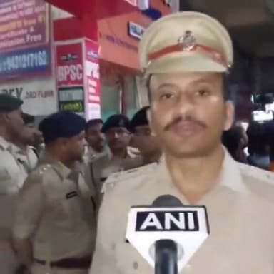 🔴 पटना में खान सर की कोचिंग के बाहर फायरिंग, सुरक्षा गार्ड घायल
🔴 मुसल्लहपुर हाट इलाके में दहशत, पुलिस ने शुरू की जांच
🔴 शिक्षा संस्थान पर हमले से छात्रों और अभिभावकों में चिंता
📰 रिपोर्ट यूपी हेड नागेंद्र पांडयें
बिहार की राजधानी पटना के मुसल्लहपुर हाट इलाके में स्थित चर्चित शिक्षक खान सर के कोचिंग संस्थान के बाहर हुई फायरिंग की घटना ने शिक्षा जगत और प्रशासन दोनों को सतर्क कर दिया है। घटना में एक सुरक्षा गार्ड के घायल होने की सूचना है, जबकि पुलिस ने मौके पर पहुंचकर जांच शुरू कर दी है। घटना के बाद इलाके में सुरक्षा बढ़ा दी गई है और हमलावरों की पहचान के लिए सीसीटीवी फुटेज खंगाले जा रहे हैं।
🟥 कोचिंग सेंटर के बाहर चली गोलियां, सुरक्षा गार्ड घायल
पटना। राजधानी के मुसल्लहपुर हाट क्षेत्र में स्थित खान सर के कोचिंग सेंटर के बाहर देर शाम अचानक फायरिंग की घटना सामने आई। प्रत्यक्षदर्शियों के अनुसार, कुछ अज्ञात लोग कोचिंग परिसर के बाहर पहुंचे और कथित रूप से धमकी देने के बाद कई राउंड फायरिंग कर दी।
घटना के दौरान कोचिंग सेंटर का एक सुरक्षा गार्ड गोली लगने से घायल हो गया। घायल गार्ड को तत्काल उपचार के लिए पीएमसीएच (पटना मेडिकल कॉलेज अस्पताल) में भर्ती कराया गया, जहां उसका इलाज जारी है।
🟥 खान सर ने लगाए प्रतिस्पर्धी संस्थानों पर आरोप
घटना के बाद खान सर ने मीडिया से बातचीत में कहा कि कुछ लोग गरीब और मध्यम वर्गीय छात्रों को कम शुल्क में शिक्षा उपलब्ध कराए जाने से नाराज हैं। उनका आरोप है कि शिक्षा के क्षेत्र में प्रतिस्पर्धा के चलते कुछ असामाजिक तत्व छात्रों के बीच भय का माहौल बनाना चाहते हैं।
उन्होंने कहा कि लोकतांत्रिक व्यवस्था में किसी भी प्रकार के मतभेद या प्रतिस्पर्धा का समाधान संवाद और स्वस्थ प्रतिस्पर्धा से होना चाहिए, हिंसा से नहीं।
🟥 पुलिस ने शुरू की जांच, सीसीटीवी फुटेज खंगाले जा रहे
घटना की सूचना मिलते ही स्थानीय पुलिस और वरिष्ठ अधिकारी मौके पर पहुंचे। पुलिस ने घटनास्थल का निरीक्षण कर आसपास लगे सीसीटीवी कैमरों की फुटेज कब्जे में ले ली है।
प्रारंभिक जांच में पुलिस सभी संभावित पहलुओं पर पड़ताल कर रही है। अधिकारियों का कहना है कि जल्द ही घटना में शामिल आरोपियों की पहचान कर उन्हें गिरफ्तार किया जाएगा।
🟥 वायरल फैक्ट और सोशल मीडिया पर चर्चा
घटना के बाद सोशल मीडिया पर खान सर की कोचिंग के बाहर हुई फायरिंग का मामला तेजी से वायरल हो गया। विभिन्न सोशल मीडिया प्लेटफॉर्मों पर घटना को लेकर बहस छिड़ गई है। कई लोगों ने शिक्षा संस्थानों की सुरक्षा को लेकर चिंता व्यक्त की है, जबकि बड़ी संख्या में छात्रों ने निष्पक्ष जांच और दोषियों पर सख्त कार्रवाई की मांग की है।
हालांकि घटना के कारणों को लेकर कई तरह के दावे सामने आ रहे हैं, लेकिन आधिकारिक जांच पूरी होने तक किसी निष्कर्ष पर पहुंचना जल्दबाजी माना जा रहा है।
पटना में कोचिंग संस्थान के बाहर हुई फायरिंग की यह घटना केवल कानून-व्यवस्था का मामला नहीं, बल्कि शिक्षा संस्थानों की सुरक्षा और छात्रों के मनोबल से भी जुड़ा विषय है। अब निगाहें पुलिस जांच पर टिकी हैं कि घटना के पीछे कौन लोग हैं और इसके वास्तविक कारण क्या हैं। प्रशासन का कहना है कि दोषियों को किसी भी स्थिति में बख्शा नहीं जाएगा।
📢 ND NEWS की अपील
✅ किसी भी विवाद का समाधान कानून और संवाद के माध्यम से किया जाए।
✅ शिक्षा संस्थानों की सुरक्षा व्यवस्था को और मजबूत बनाया जाए।
✅ छात्रों और अभिभावकों में भय का माहौल पैदा करने वाले तत्वों के खिलाफ कठोर कार्रवाई हो।
✅ सोशल मीडिया पर अपुष्ट सूचनाओं को साझा करने से बचें।
✅ जांच पूरी होने तक तथ्यों पर आधारित जानकारी पर ही विश्वास करें।
✅ प्रशासन और नागरिक मिलकर सुरक्षित एवं सकारात्मक शैक्षणिक वातावरण बनाने में सहयोग करें।
👇👇
#NDNews
#दैनिक_निष्पक्ष_धारा
#PatnaNews
#KhanSir
#PatnaFiring
#BiharNews
#EducationSafety
#BreakingNews
#PatnaPolice
#StudentsSafety
#NDNewsChannel
👇👇
@BiharGovt
@NitishKumar
@PMOIndia
@HMOIndia
@DGPBiharPolice
@PatnaPolice24x7
@IPRD_Bihar
@BiharEducation_
@MIB_India
@mygovindia
@BiharPoliceCGRC
👇👇
🟥 ND NEWS | दैनिक निष्पक्ष धारा
मुख्य संपादक / संस्थापक: राजन सिंह हाड़ा
सह-संपादक: शालिनी सिंह भदौरिया
✒️ रिपोर्ट : रिपोर्ट यूपी हेड नागेंद्र पांडयें
📍 कार्यालय: 1/1 अटल बिहारी चौराहा, नियर बर्मा चौराहा, फतेहपुर
📅 दिनांक: 03 जून 2026
📆 दिन: बुधवार
📧 Email: ndnewschannel@gmail.com
📞 मोबाइल: 9696119696
